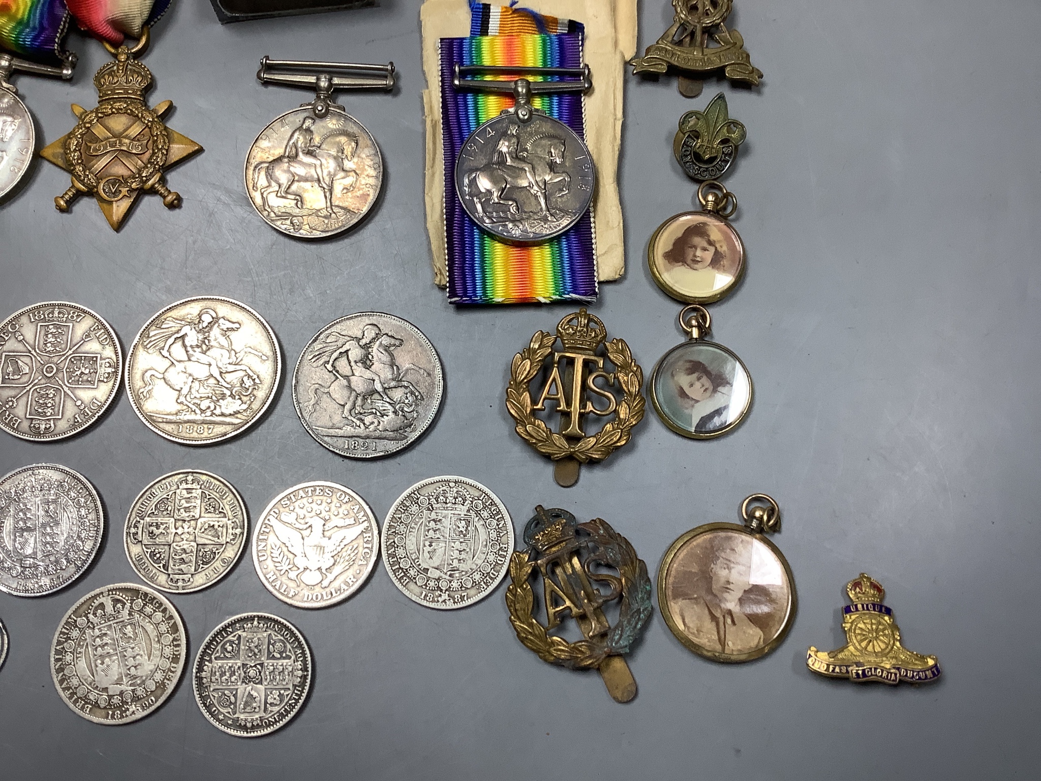 A WW1 trio to 323 Gnr. R. T. Morris RFA, two single WW1 medals one to Pte. S. Read R. Sussex, cap badges and assorted coinage including 1821, 1887 crowns, 1887 half crown, etc.